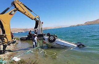 El frenini çekmeyi unutunca yeni aldığı aracı...