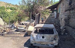 Elazığ’da 2 araç küle döndü, 1 ev kullanılamaz...