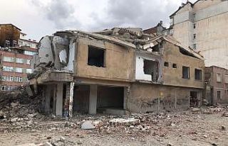 Elazığ’da ağır hasarlı 8 katlı bina korna...