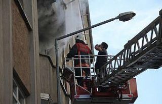 Elazığ’da ev yangını: 3 kişi dumandan etkilendi