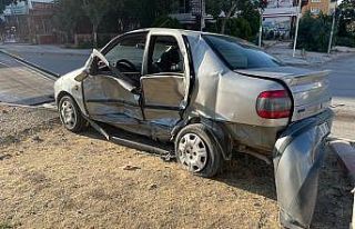 Elazığ’da otomobil ile hafif ticari araç çarpıştı:...