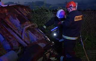 Elektrik direğine çarpan otomobil hurdaya döndü:...