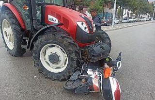 Elektrikli bisiklete çarpan traktör sürücüsünün...