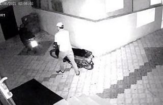 Elektrikli bisikleti inceleyip çaldı