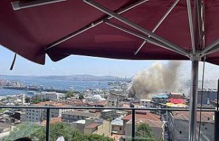 Eminönü’nde havai fişek satışı yapılan dükkanda...