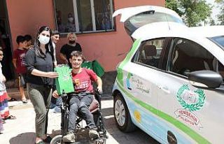 Engelli kursiyerler engelliler için dikiyor