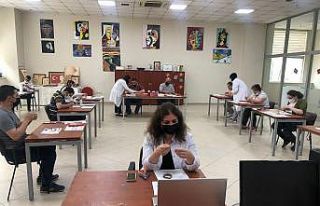 Engelli kursiyerlerin boncuk dizme dersi, annelere...