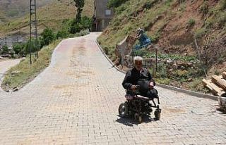 Engelli vatandaşa belediyeden parke yol