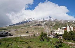 Erciyes’e Haziran ayında kar yağdı