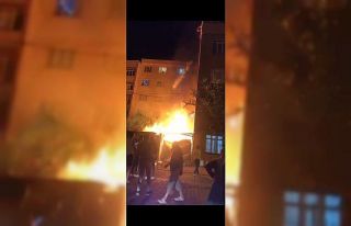 Esenyurt’ta iki bina arasındaki hurda deposu alev...