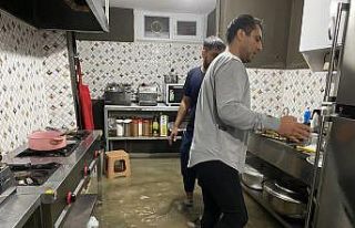 Esenyurt’ta yağış sonrası bir restoran mutfağını...
