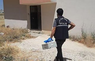 Eşinin silahıyla kazara kendisini vurdu