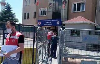 Eski karısını bıçaklayıp ölmesi için başında...