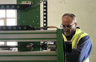 Eskiden fırçayla yaptığı eserleri şimdi üç...