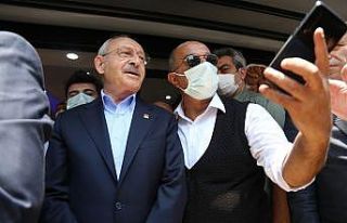 Esnafı ziyaret eden Kılıçdaroğlu, vatandaşlarla...