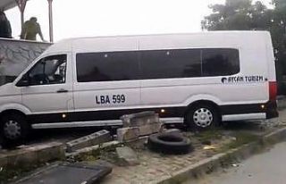 Evin bahçesine uçan minibüs korku dolu anlar yaşattı:...