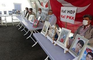 Evlat nöbetindeki aileler çocuklarını HDP’den...