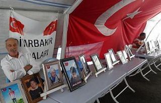 Evlat nöbetindeki aileler çocuklarını terörün...