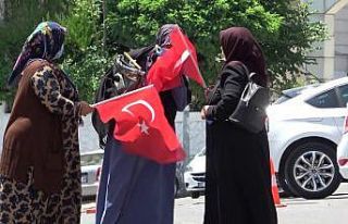 Evlat nöbetine katılan anne Türk Bayrağını görünce...