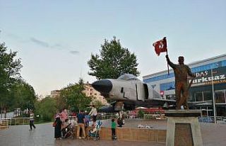 F-4 savaş uçağının olduğu park ilgi odağı...