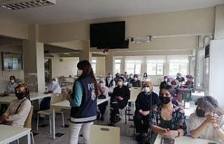 Fabrikada çalışan kadınlara KADES uygulaması...