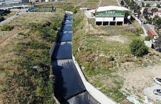 Fabrikaların kirlettiği dere gökkuşağı renklerine...