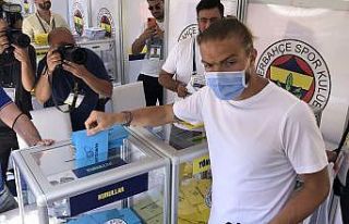 Fenerbahçeli futbolcu Caner Erkin, seçimde oy kullandı