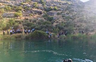 Fırat nehrinde balık tutmak isteyen genç nehre...