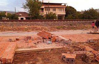 Fırtınanın yıktığı duvarın altında kalan...