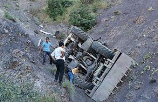 Freni patlayan iş makinesi uçurumdan uçtu: 1 ölü