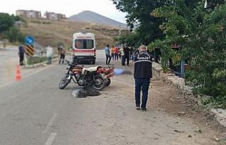 Freni tutmayan motosiklet bahçe duvarına çarptı:...