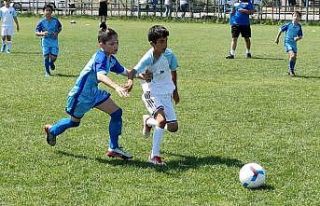 Futbol şenliğinde gönüllerince top oynadılar
