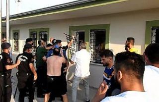 Futbolcuların kavgasında camlar kırıldı, parmaklıklar...