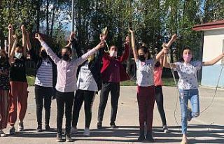 Geleneksel sokak oyunlarını yaşattılar