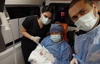 Genç anne hastaneye giderken ambulansta doğum yaptı