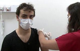 Gençler aşılanmaya başladı