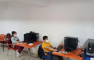 Geri dönüşümden gelen 5 bilgisayar öğrencilerin...