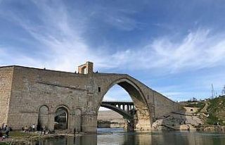 Gezmek için çıktığı köprüden dengesini kaybedip...