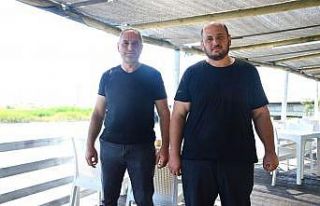 Gölde bulduğu yavru yunus bağlığını 200 metre...