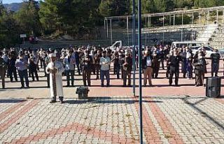 Gönen ilçesinde eller yağmur ve gül sezonu için...
