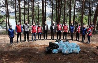 Gönüllü gençler baraj etrafında çöp topladı
