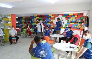 Gönüllü gençler, gençlik merkezinde aşılandılar