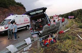 Gümüşhane’de tırın kayan dorsesi minibüse...