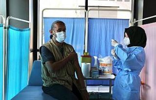 Habere giden gazeteciler aşı merkezinde aşı oldu