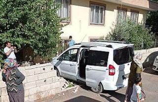 Hafif ticari araç bahçeye girdi