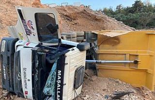 Hafriyat kamyonu devrildi; 1 yaralı