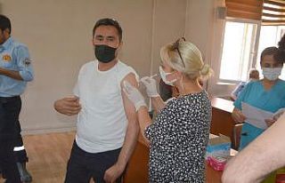 Hakkari Belediyesi personeli korona virüs aşısı...