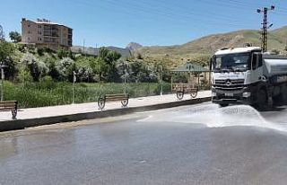 Hakkari caddeleri tazyikli suyla yıkandı