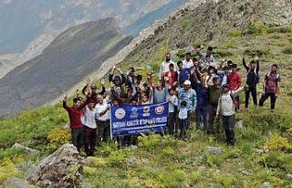 Hakkarili gençlerden doğa yürüyüşü