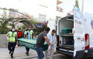 Halatla balkona inip, çocuklarının başına silah...